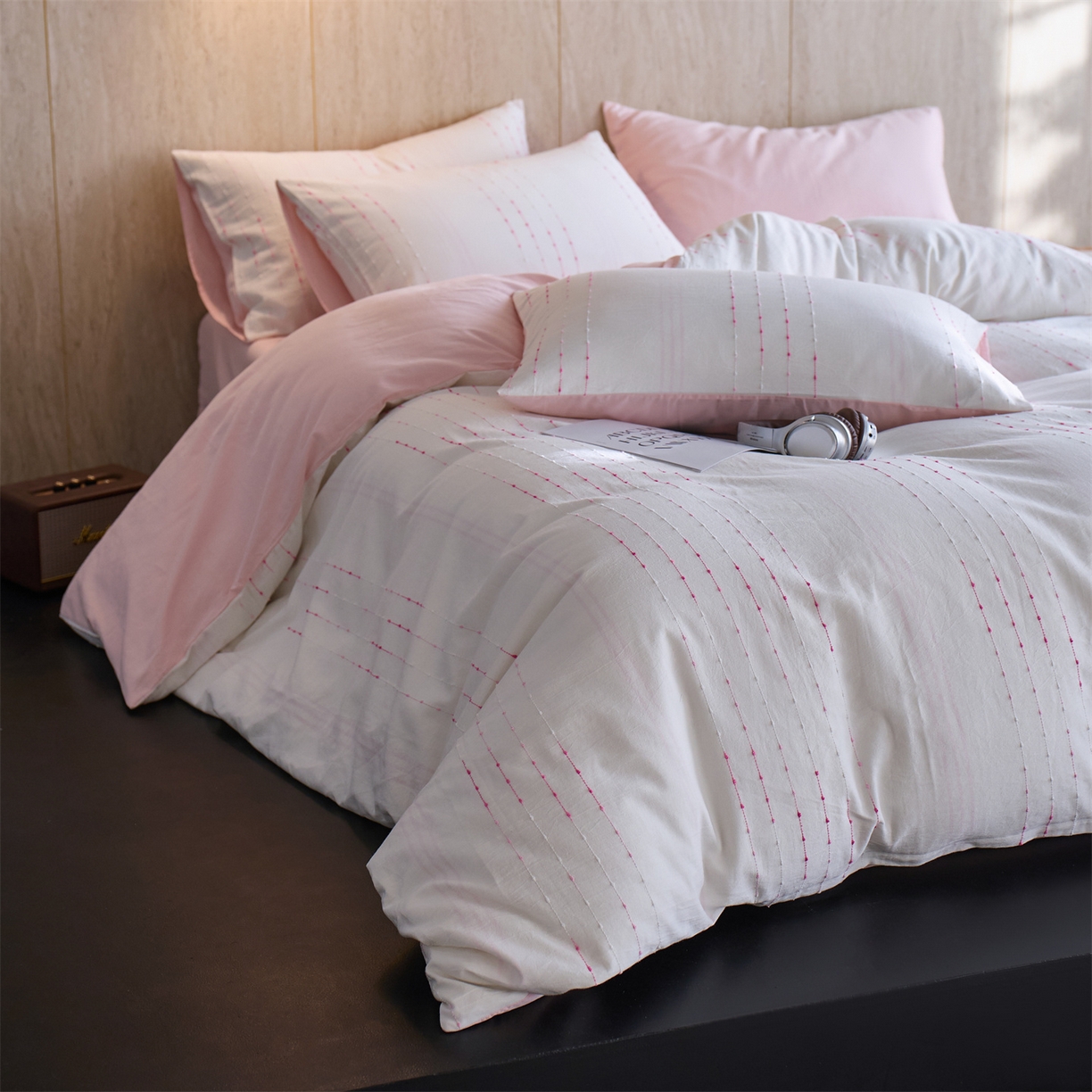 91家纺网 家纺一手货源 找家纺 安莱生活  2026年新款菊花纱缎染全棉提花云染织梦四件套 云染织梦-嫩粉