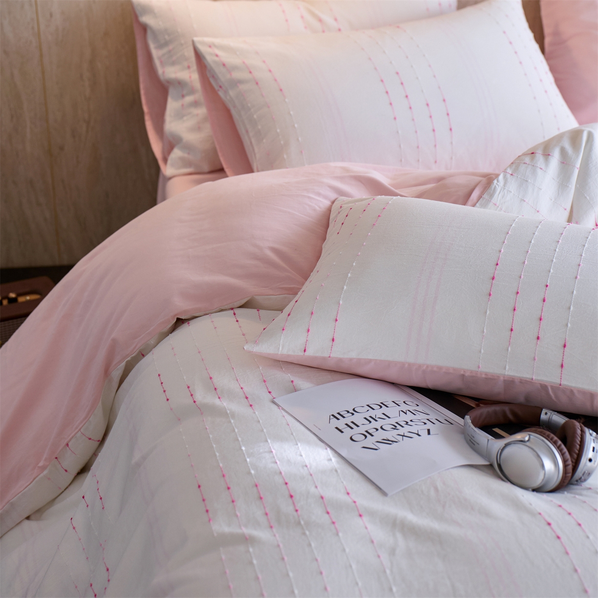 91家纺网 家纺一手货源 找家纺 安莱生活  2026年新款菊花纱缎染全棉提花云染织梦四件套 云染织梦-嫩粉