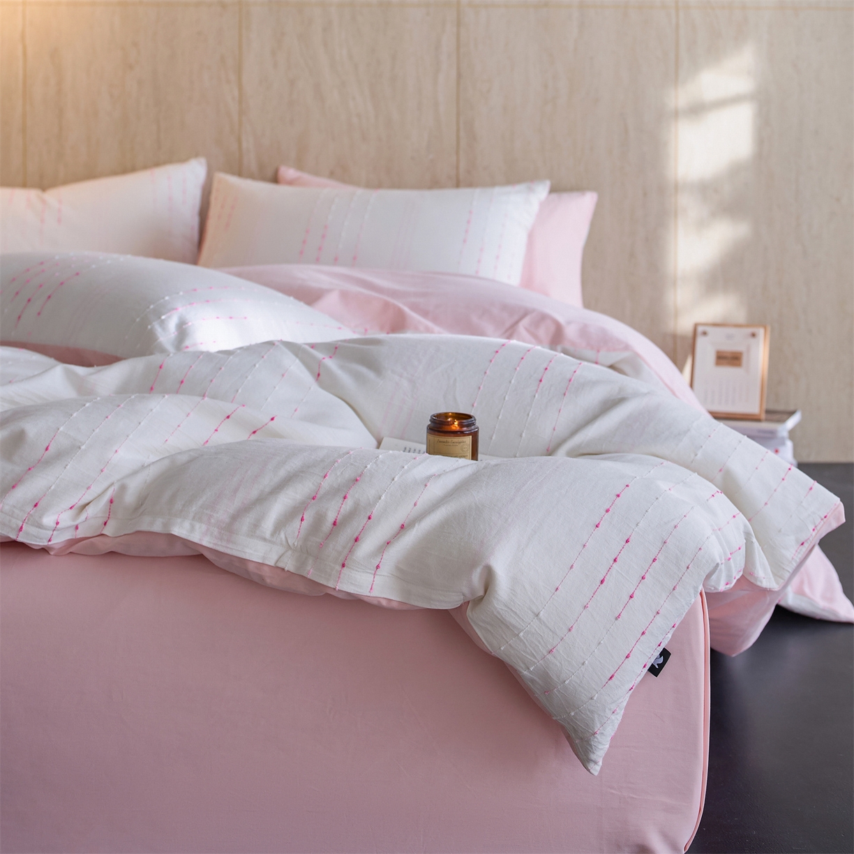 91家纺网 家纺一手货源 找家纺 安莱生活  2026年新款菊花纱缎染全棉提花云染织梦四件套 云染织梦-嫩粉