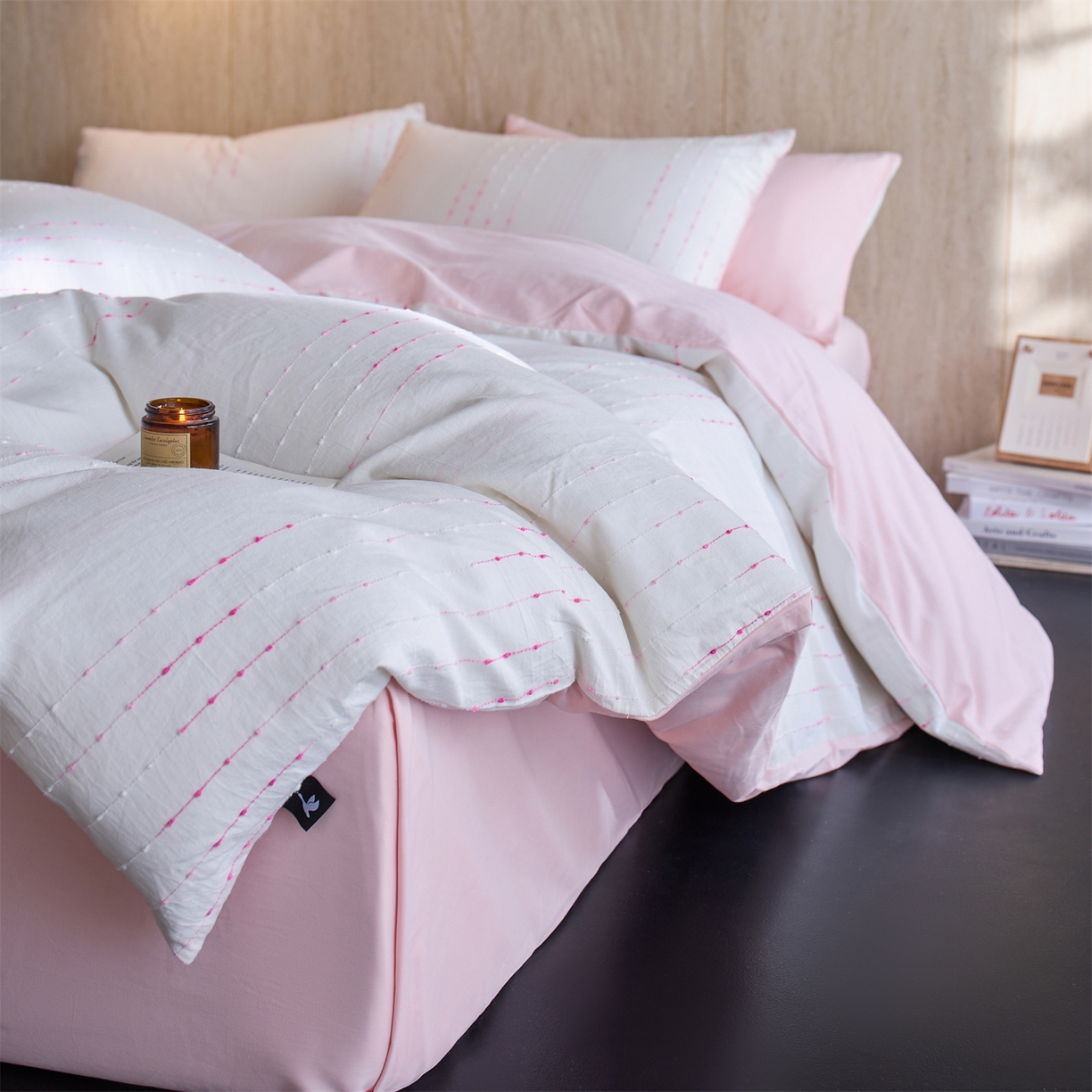 91家纺网 家纺一手货源 找家纺 安莱生活  2026年新款菊花纱缎染全棉提花云染织梦四件套 云染织梦-嫩粉