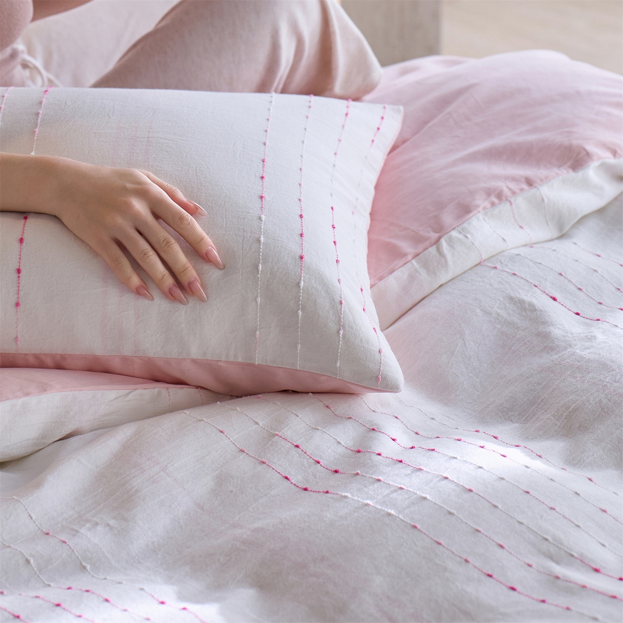 91家纺网 家纺一手货源 找家纺 安莱生活  2026年新款菊花纱缎染全棉提花云染织梦四件套 云染织梦-嫩粉