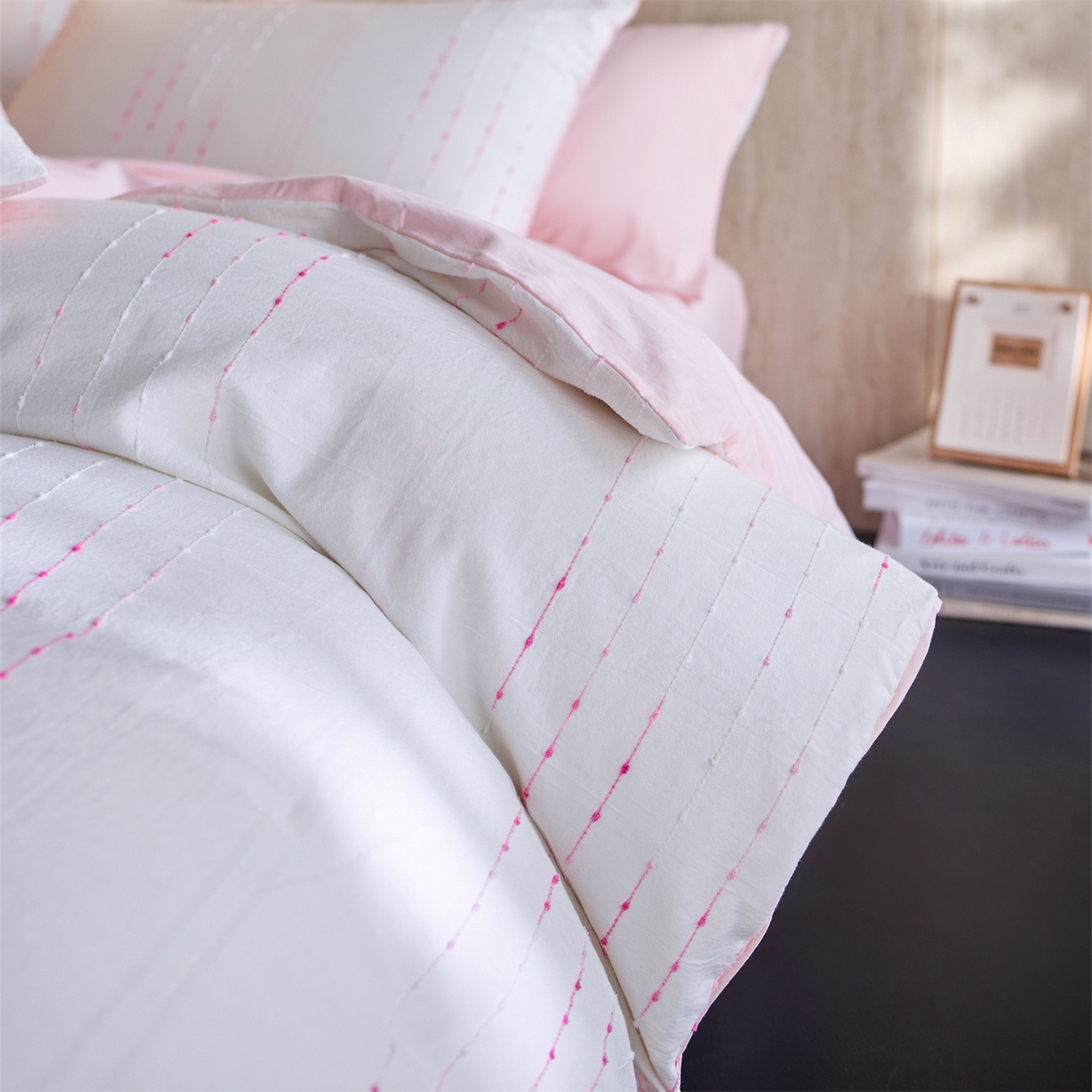 91家纺网 家纺一手货源 找家纺 安莱生活  2026年新款菊花纱缎染全棉提花云染织梦四件套 云染织梦-嫩粉