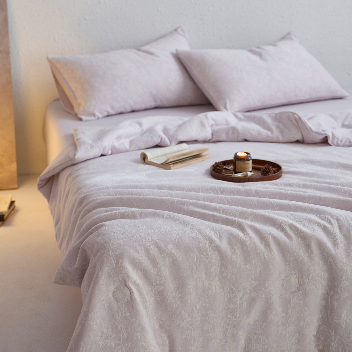 91家纺网 家纺一手货源 找家纺 如一 2026新款60S全棉色织提花三层纱夏被四件套叶蔓系列 叶蔓紫