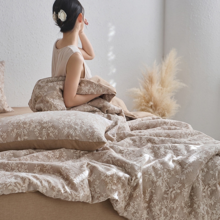 91家纺网 家纺一手货源 找家纺 如一 2026新款60S全棉色织提花三层纱夏被四件套叶蔓系列 叶蔓咖