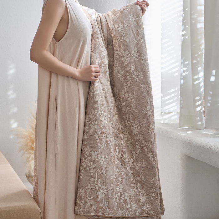 91家纺网 家纺一手货源 找家纺 如一 2026新款60S全棉色织提花三层纱夏被四件套叶蔓系列 叶蔓咖