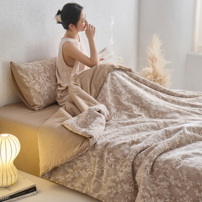 91家纺网 家纺一手货源 找家纺 如一 2026新款60S全棉色织提花三层纱夏被四件套叶蔓系列 叶蔓咖