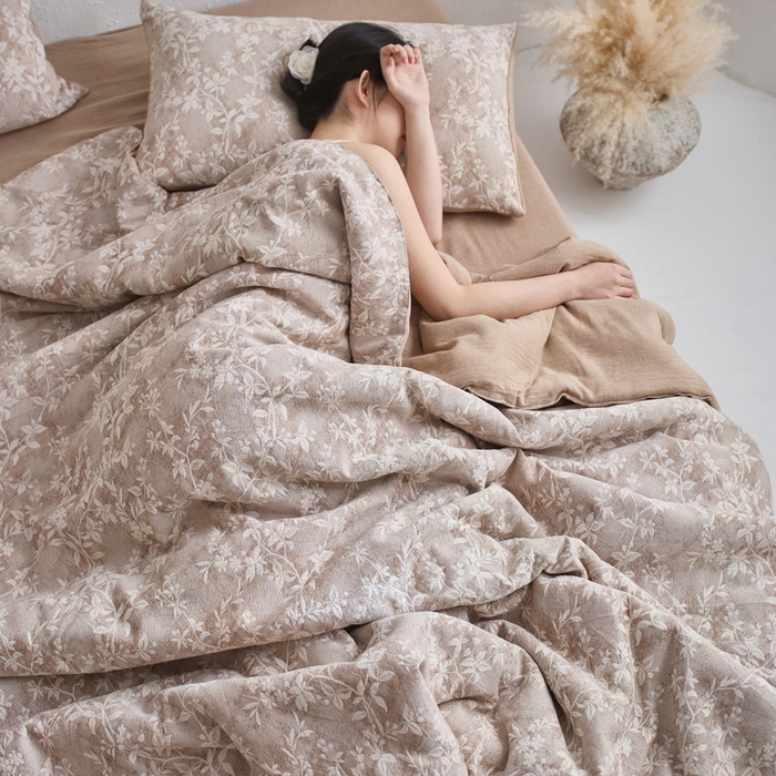 91家纺网 家纺一手货源 找家纺 如一 2026新款60S全棉色织提花三层纱夏被四件套叶蔓系列 叶蔓咖