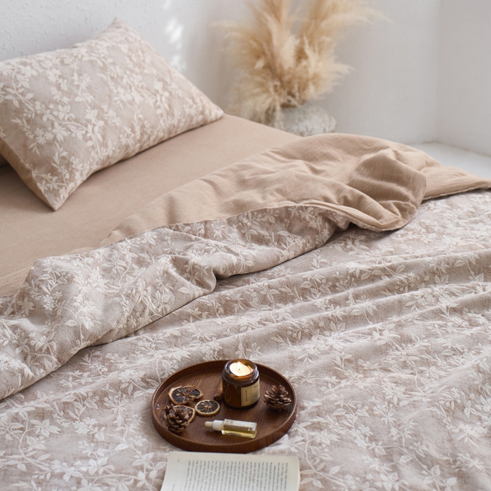 91家纺网 家纺一手货源 找家纺 如一 2026新款60S全棉色织提花三层纱夏被四件套叶蔓系列 叶蔓咖