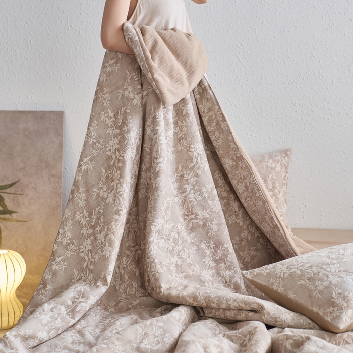 91家纺网 家纺一手货源 找家纺 如一 2026新款60S全棉色织提花三层纱夏被四件套叶蔓系列 叶蔓咖