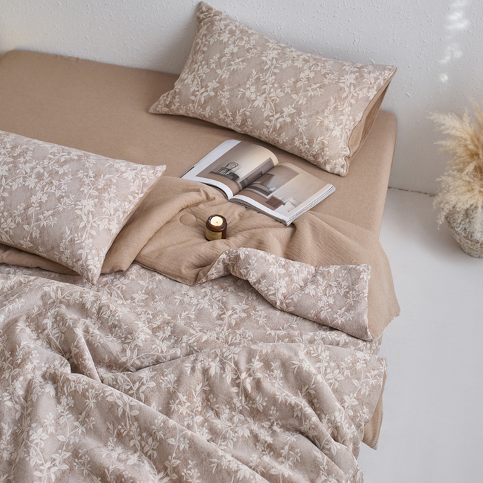 91家纺网 家纺一手货源 找家纺 如一 2026新款60S全棉色织提花三层纱夏被四件套叶蔓系列 叶蔓咖