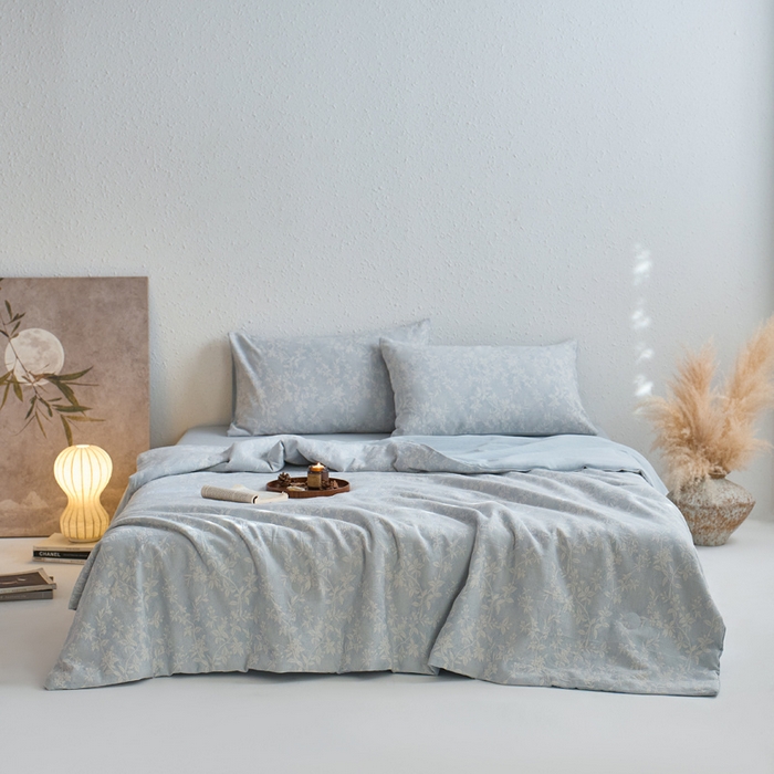 91家纺网 家纺一手货源 找家纺 如一 2026新款60S全棉色织提花三层纱夏被四件套叶蔓系列 叶蔓蓝