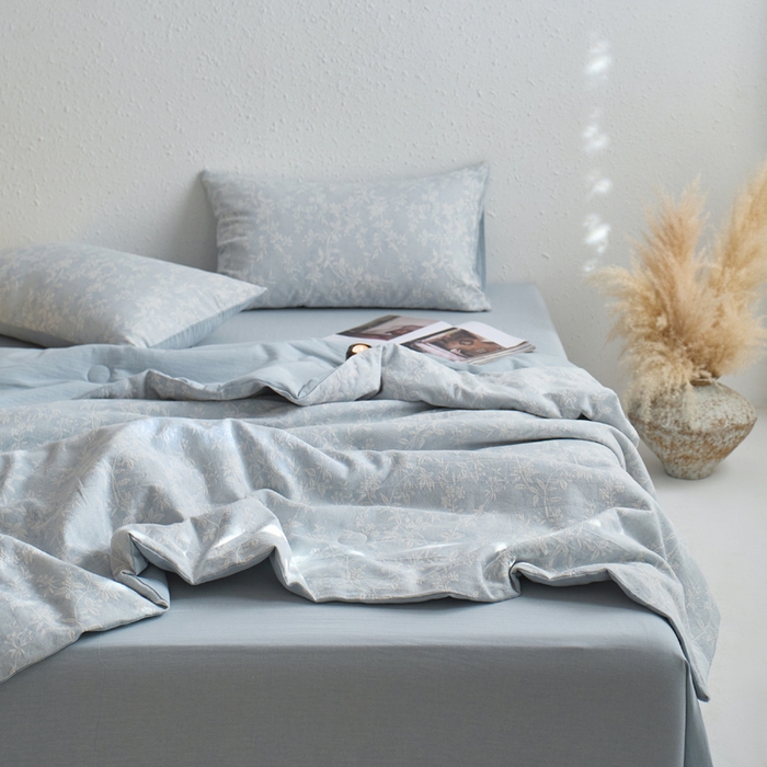 91家纺网 家纺一手货源 找家纺 如一 2026新款60S全棉色织提花三层纱夏被四件套叶蔓系列 叶蔓蓝