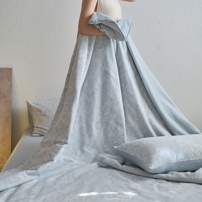 91家纺网 家纺一手货源 找家纺 如一 2026新款60S全棉色织提花三层纱夏被四件套叶蔓系列 叶蔓蓝