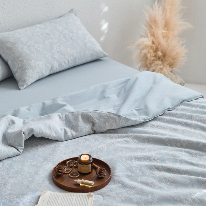 91家纺网 家纺一手货源 找家纺 如一 2026新款60S全棉色织提花三层纱夏被四件套叶蔓系列 叶蔓蓝