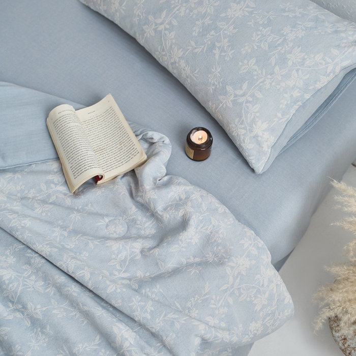 91家纺网 家纺一手货源 找家纺 如一 2026新款60S全棉色织提花三层纱夏被四件套叶蔓系列 叶蔓蓝