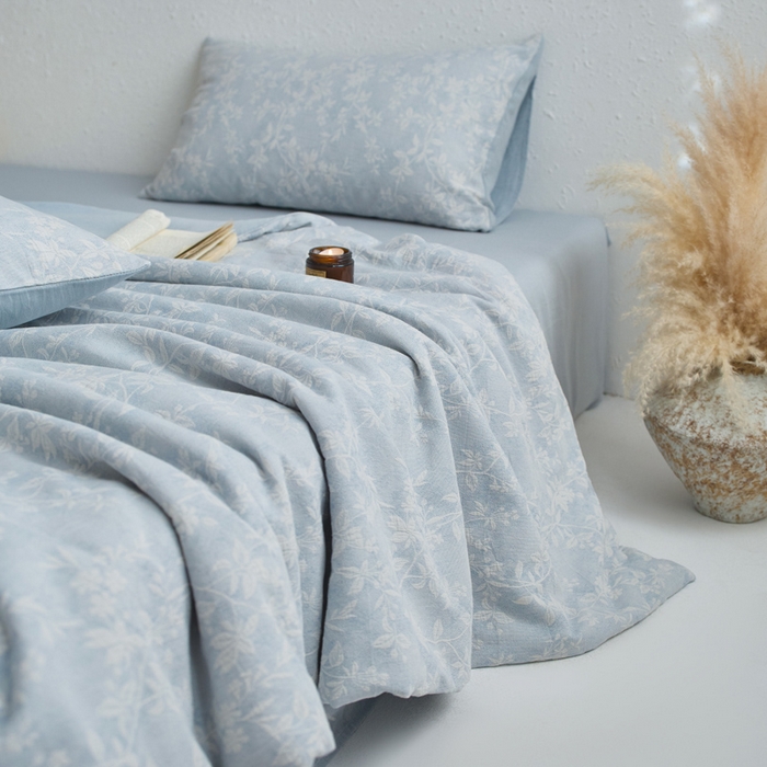 91家纺网 家纺一手货源 找家纺 如一 2026新款60S全棉色织提花三层纱夏被四件套叶蔓系列 叶蔓蓝