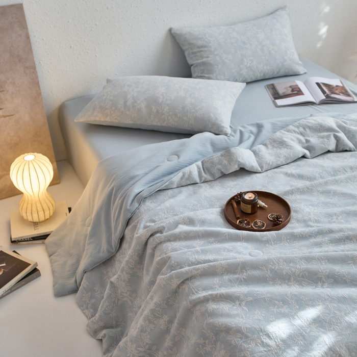 91家纺网 家纺一手货源 找家纺 如一 2026新款60S全棉色织提花三层纱夏被四件套叶蔓系列 叶蔓蓝