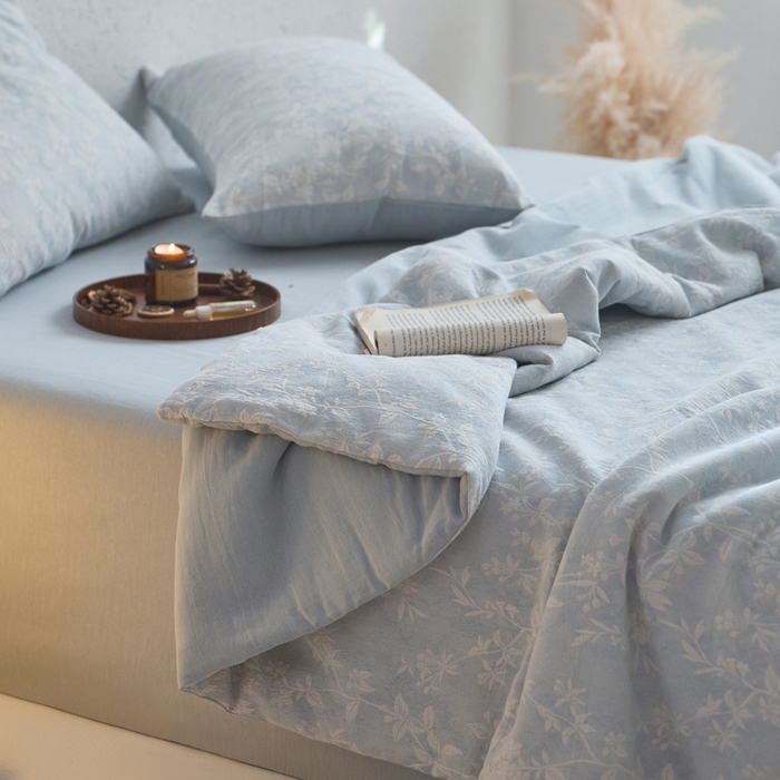 91家纺网 家纺一手货源 找家纺 如一 2026新款60S全棉色织提花三层纱夏被四件套叶蔓系列 叶蔓蓝