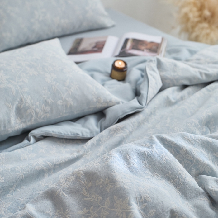 91家纺网 家纺一手货源 找家纺 如一 2026新款60S全棉色织提花三层纱夏被四件套叶蔓系列 叶蔓蓝