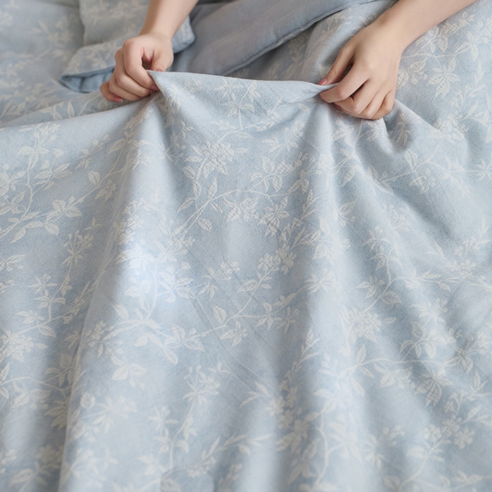 91家纺网 家纺一手货源 找家纺 如一 2026新款60S全棉色织提花三层纱夏被四件套叶蔓系列 叶蔓蓝