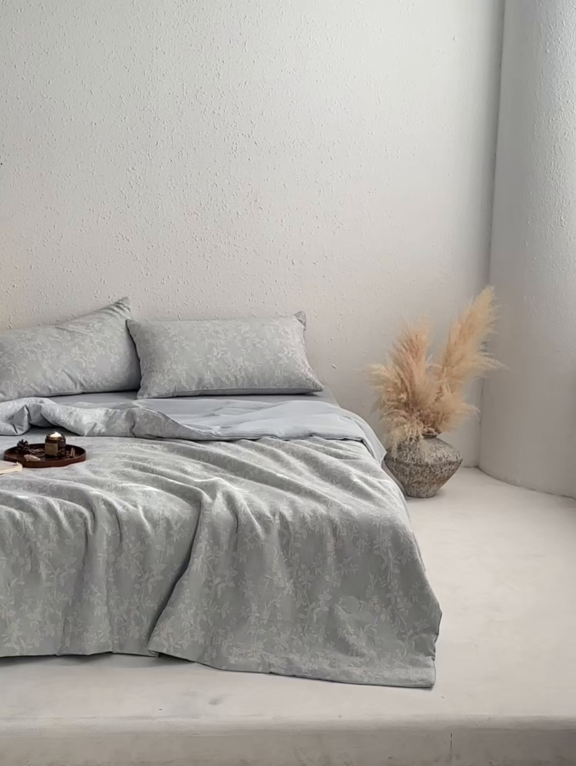 91家纺网 家纺一手货源 找家纺 如一 2026新款60S全棉色织提花三层纱夏被四件套叶蔓系列 叶蔓蓝