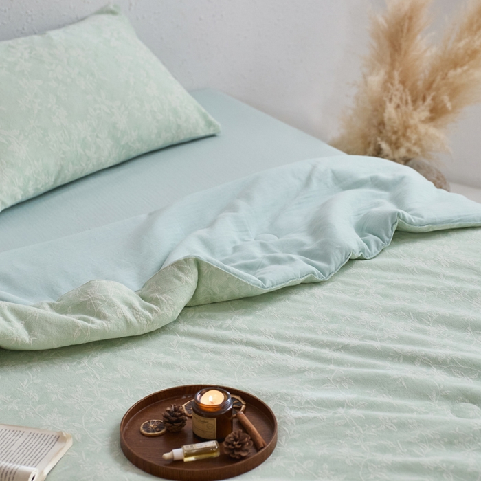 91家纺网 家纺一手货源 找家纺 如一 2026新款60S全棉色织提花三层纱夏被四件套叶蔓系列 叶蔓绿