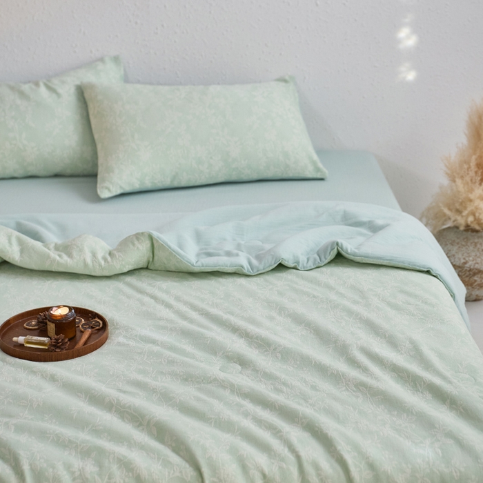 91家纺网 家纺一手货源 找家纺 如一 2026新款60S全棉色织提花三层纱夏被四件套叶蔓系列 叶蔓绿