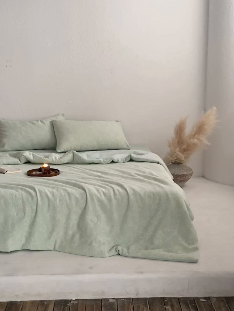 91家纺网 家纺一手货源 找家纺 如一 2026新款60S全棉色织提花三层纱夏被四件套叶蔓系列 叶蔓绿