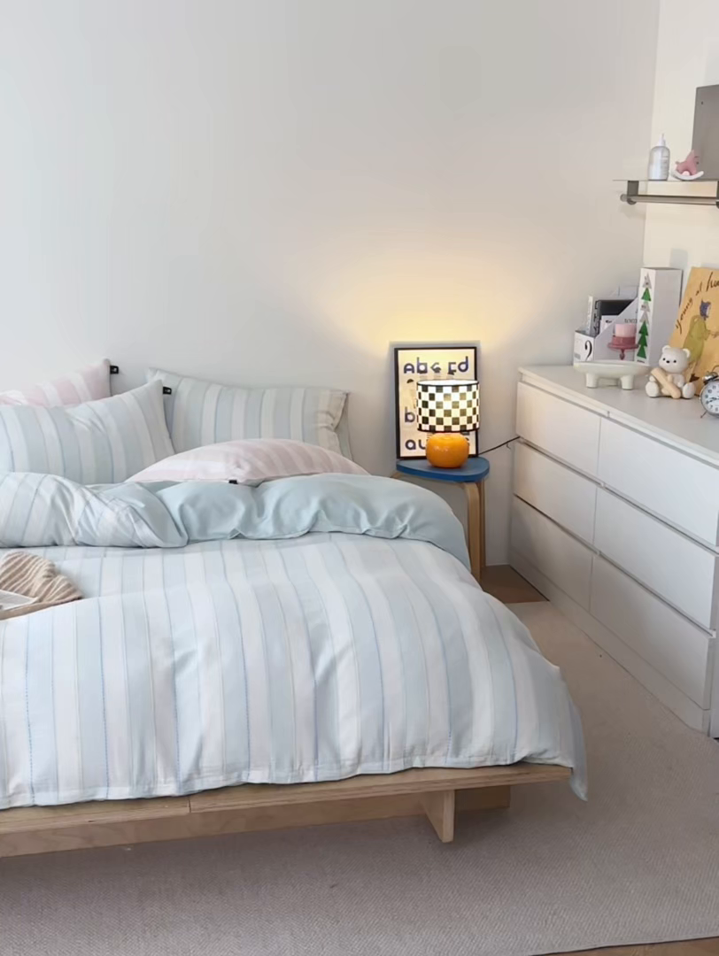 91家纺网 家纺一手货源 找家纺 安莱生活 2026年新款菊花纱缎染纱布全棉提花奶油布丁四件套 奶油布丁-淡蓝