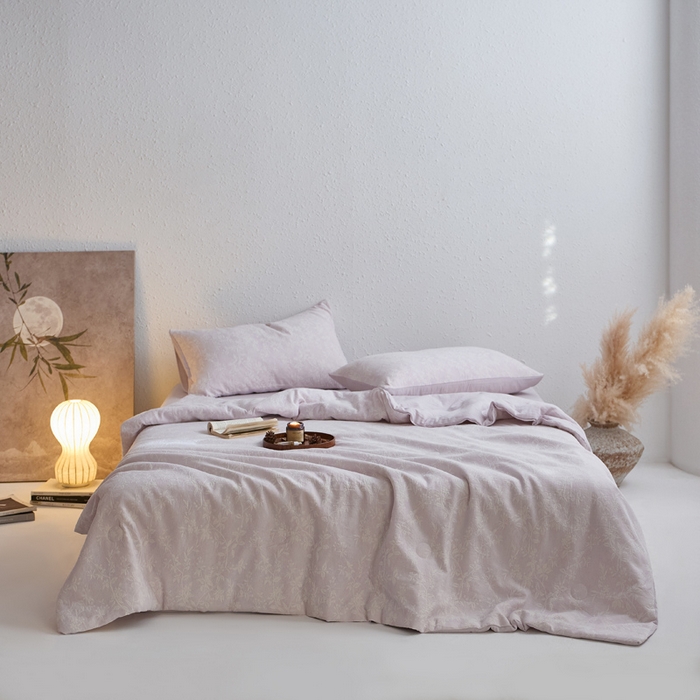 91家纺网 家纺一手货源 找家纺 如一 2026新款60S全棉色织提花三层纱夏被四件套叶蔓系列 叶蔓紫