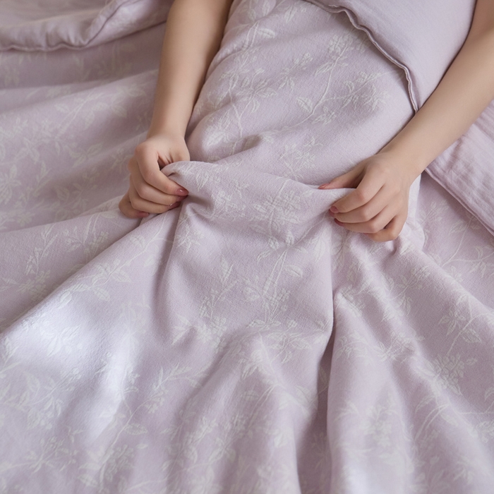 91家纺网 家纺一手货源 找家纺 如一 2026新款60S全棉色织提花三层纱夏被四件套叶蔓系列 叶蔓紫