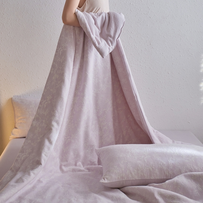 91家纺网 家纺一手货源 找家纺 如一 2026新款60S全棉色织提花三层纱夏被四件套叶蔓系列 叶蔓紫