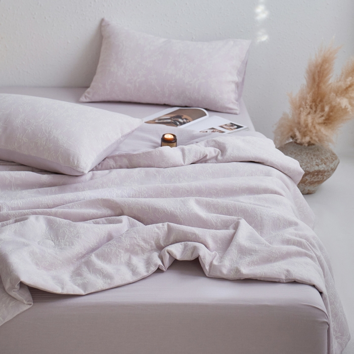 91家纺网 家纺一手货源 找家纺 如一 2026新款60S全棉色织提花三层纱夏被四件套叶蔓系列 叶蔓紫