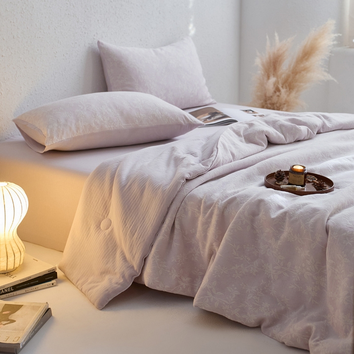 91家纺网 家纺一手货源 找家纺 如一 2026新款60S全棉色织提花三层纱夏被四件套叶蔓系列 叶蔓紫