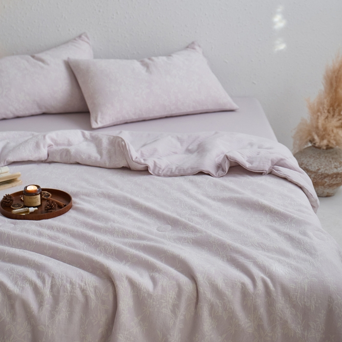 91家纺网 家纺一手货源 找家纺 如一 2026新款60S全棉色织提花三层纱夏被四件套叶蔓系列 叶蔓紫