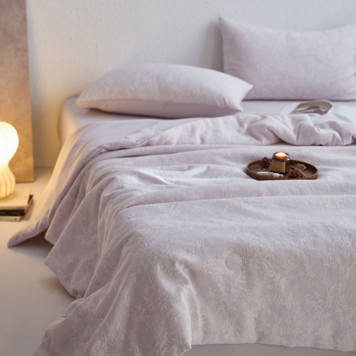 91家纺网 家纺一手货源 找家纺 如一 2026新款60S全棉色织提花三层纱夏被四件套叶蔓系列 叶蔓紫