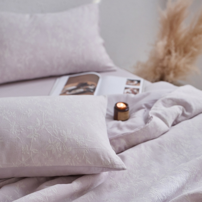 91家纺网 家纺一手货源 找家纺 如一 2026新款60S全棉色织提花三层纱夏被四件套叶蔓系列 叶蔓紫