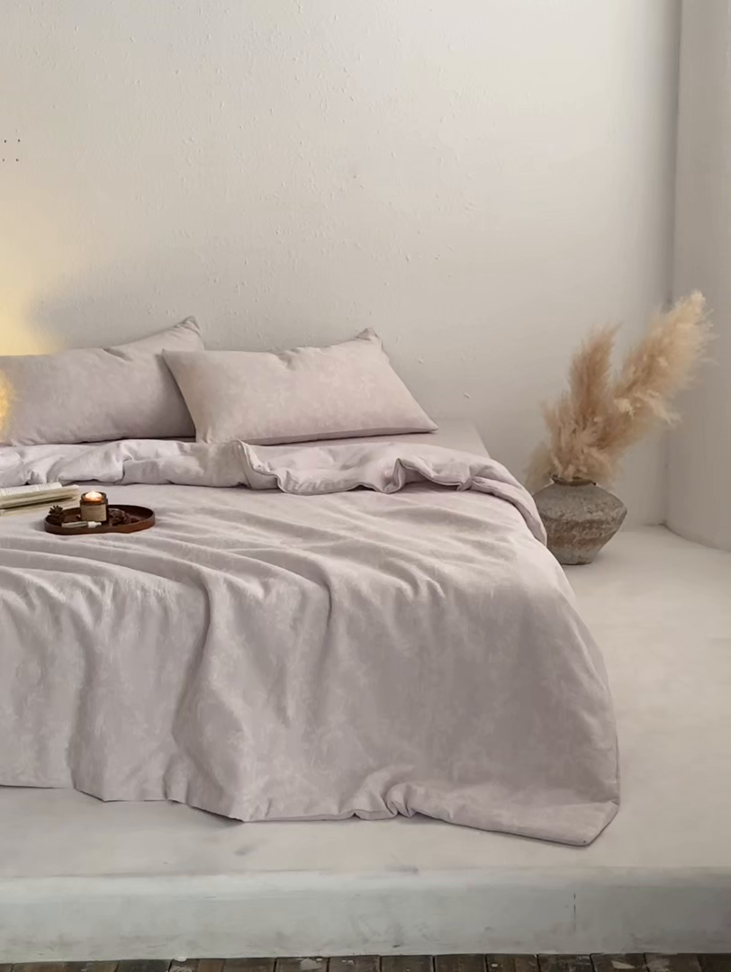 91家纺网 家纺一手货源 找家纺 如一 2026新款60S全棉色织提花三层纱夏被四件套叶蔓系列 叶蔓紫