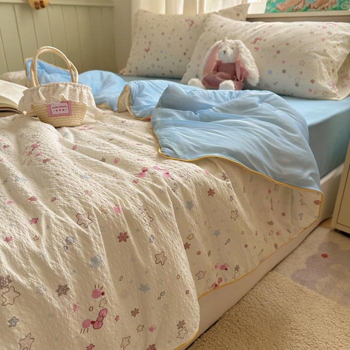 91家纺网 家纺一手货源 找家纺 几禾 2026新款泡芙纱单夏被夏凉被空调被-凉糖系列（凉而不冰的触感，清凉与柔软兼得） 凉糖-躲猫猫