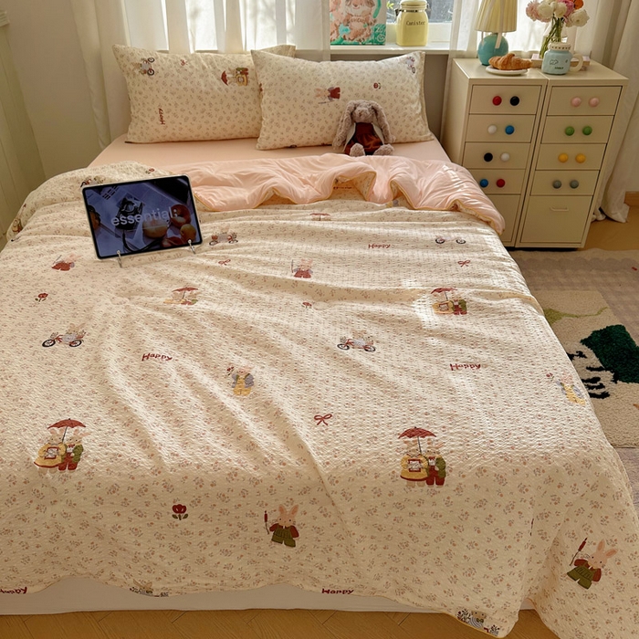 91家纺网 家纺一手货源 找家纺 几禾 2026新款泡芙纱单夏被夏凉被空调被-凉糖系列（凉而不冰的触感，清凉与柔软兼得） 凉糖-躲雨小兔