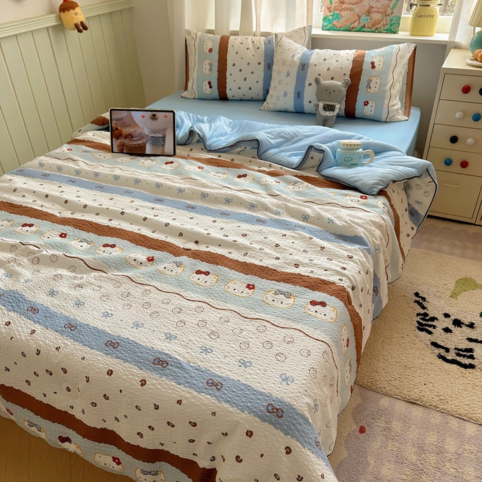 91家纺网 家纺一手货源 找家纺 几禾 2026新款泡芙纱单夏被夏凉被空调被-凉糖系列（凉而不冰的触感，清凉与柔软兼得） 凉糖-可可小猫条