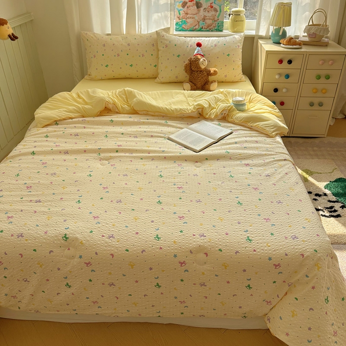 91家纺网 家纺一手货源 找家纺 几禾 2026新款泡芙纱单夏被夏凉被空调被-凉糖系列（凉而不冰的触感，清凉与柔软兼得） 凉糖-摇摇木马