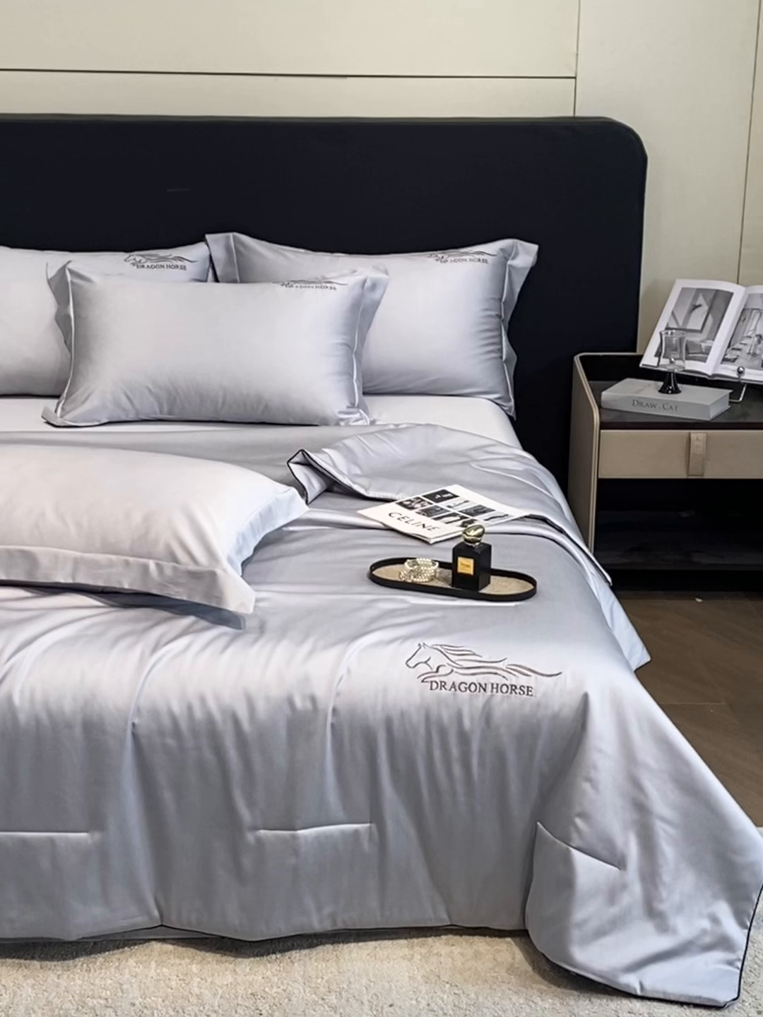 91家纺网 家纺一手货源 找家纺 （总）新方向 2026刺绣A类20%蚕丝天丝棉夏被四件套 65%60s兰精天丝 35%100支长绒棉-一马当先