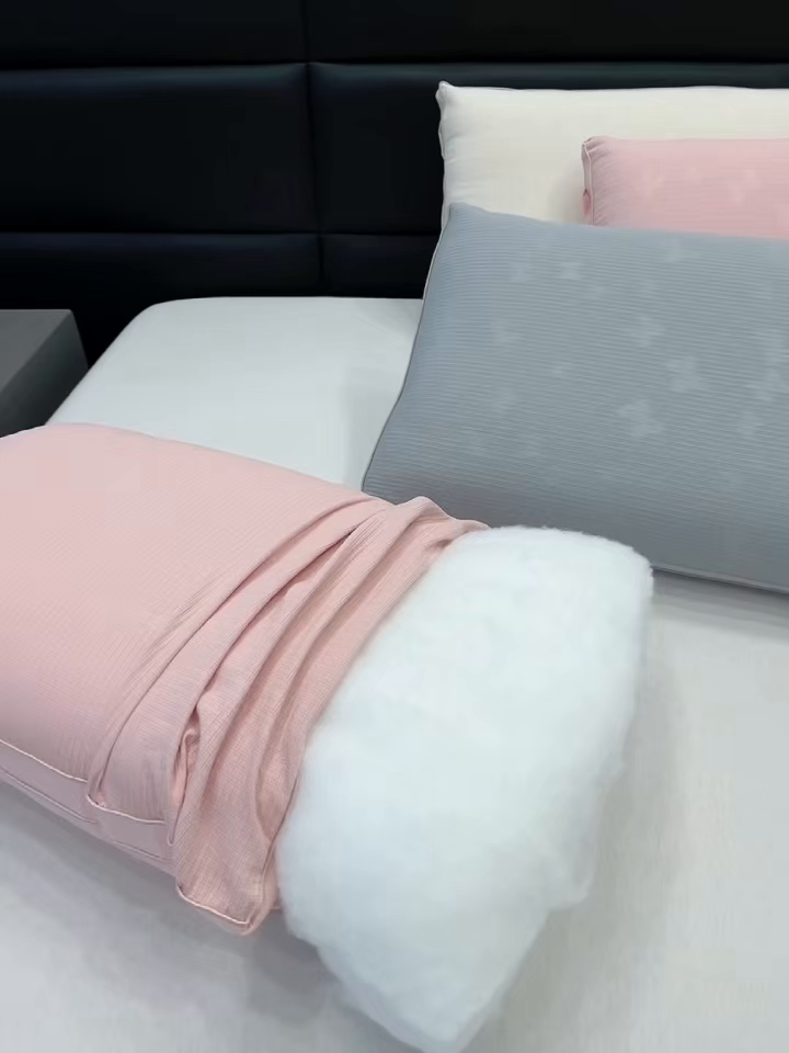 91家纺网 家纺一手货源 找家纺 九州枕芯 2026新款轻蝶肌理热熔枕枕头枕芯 粉色