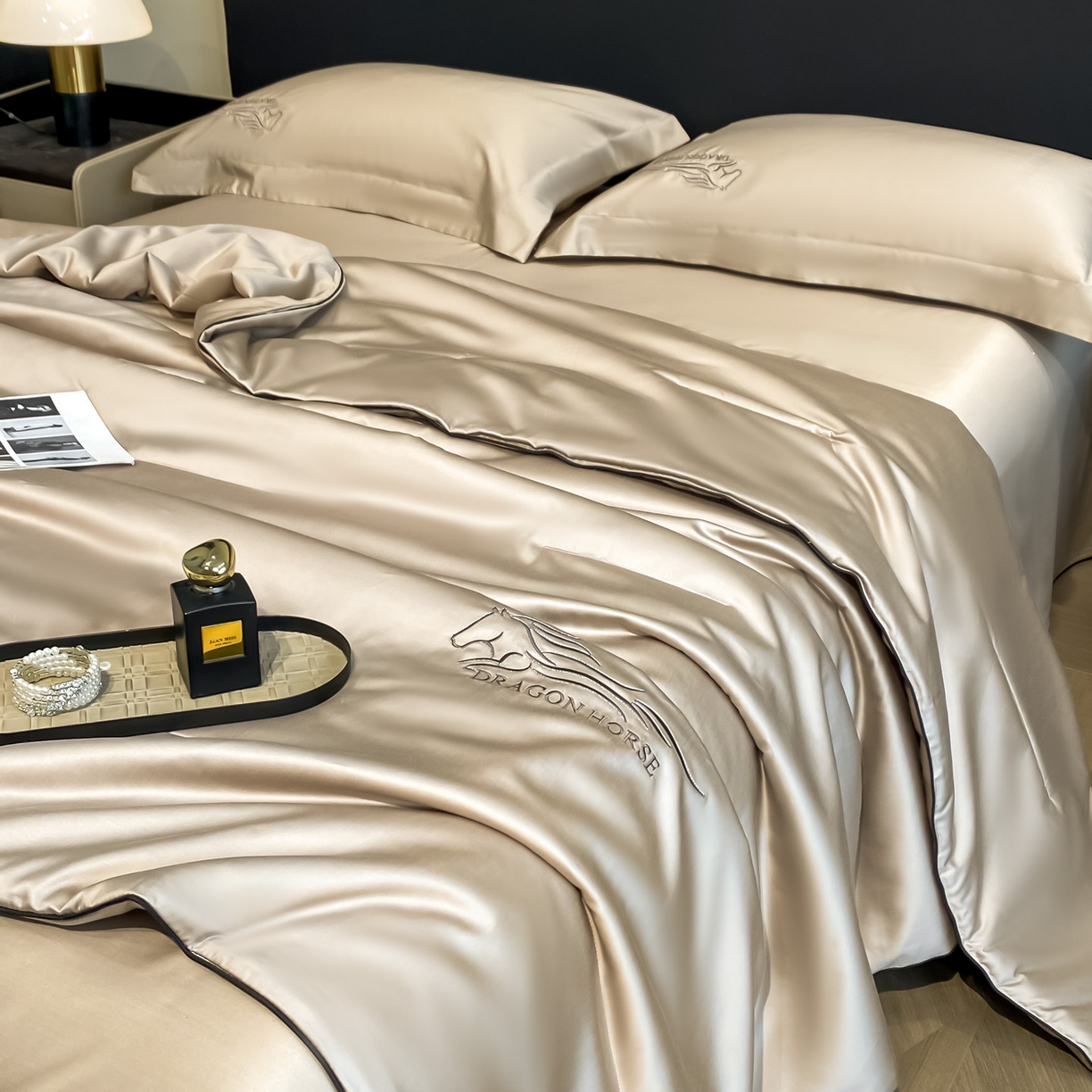 91家纺网 家纺一手货源 找家纺 （总）新方向 2026刺绣A类20%蚕丝天丝棉夏被四件套 65%60s兰精天丝 35%100支长绒棉-一马当先