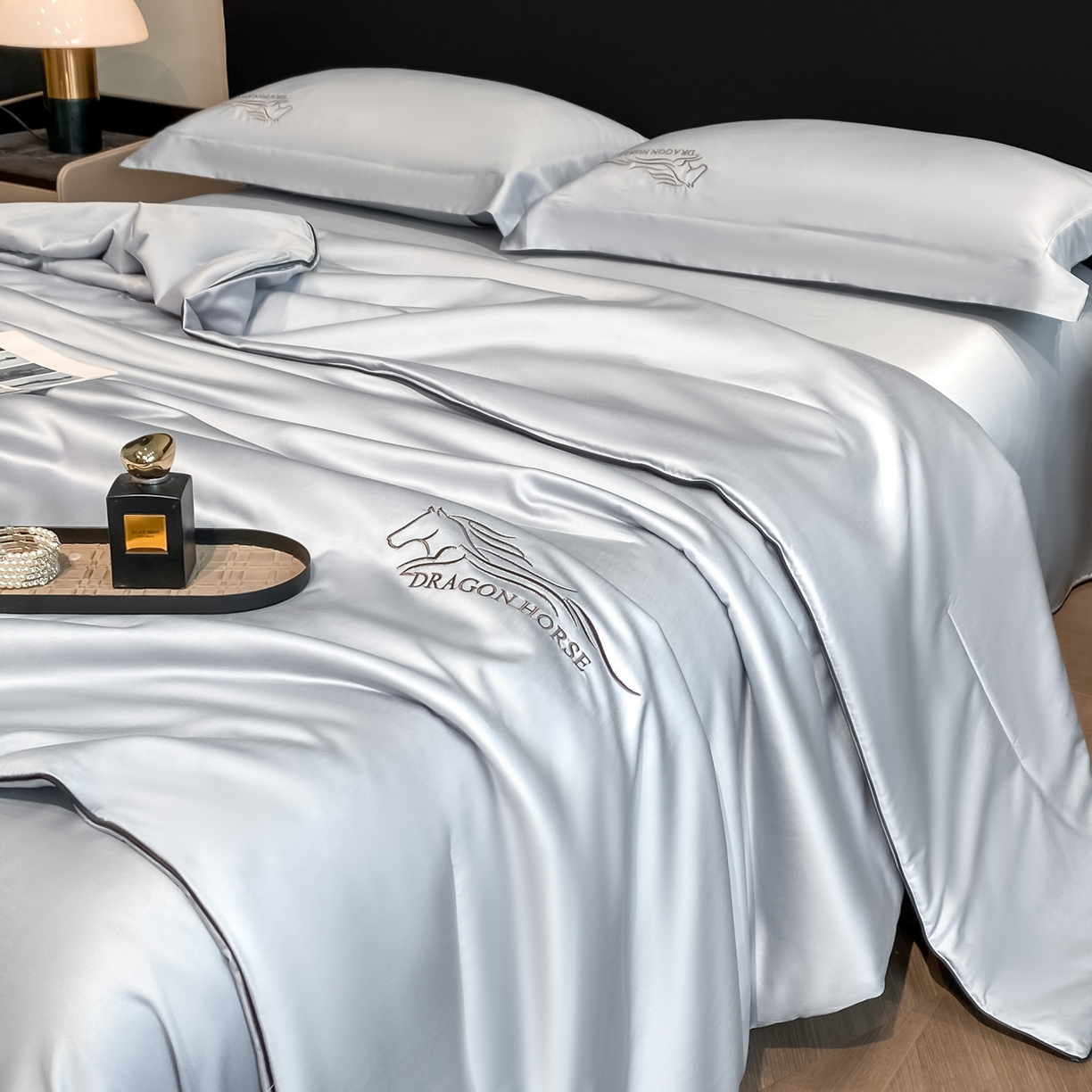 91家纺网 家纺一手货源 找家纺 新方向 2026新款刺绣A类20%蚕丝天丝棉夏被四件套一马当先 一马当先-朦胧灰