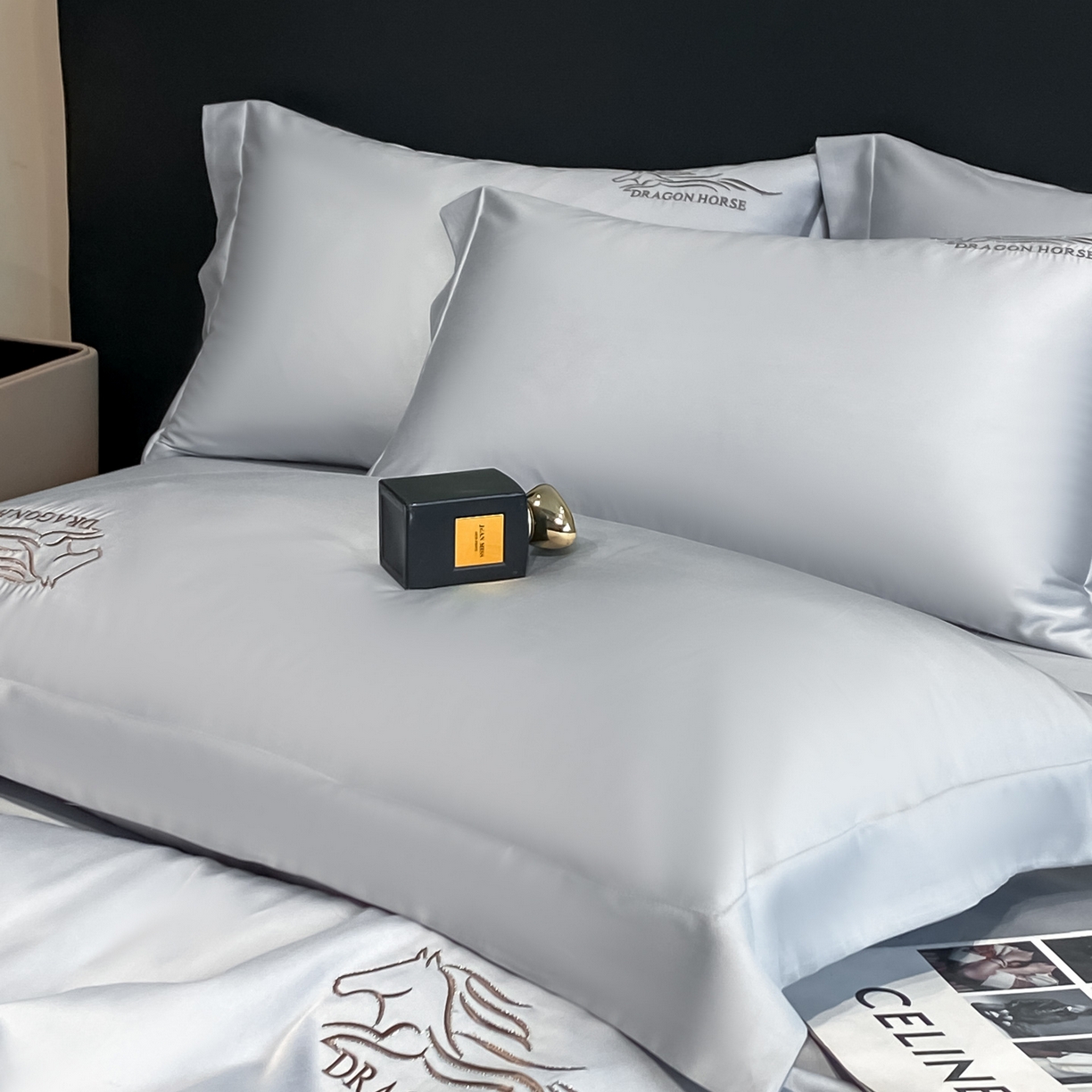 91家纺网 家纺一手货源 找家纺 新方向 2026新款刺绣A类20%蚕丝天丝棉夏被四件套一马当先 一马当先-朦胧灰