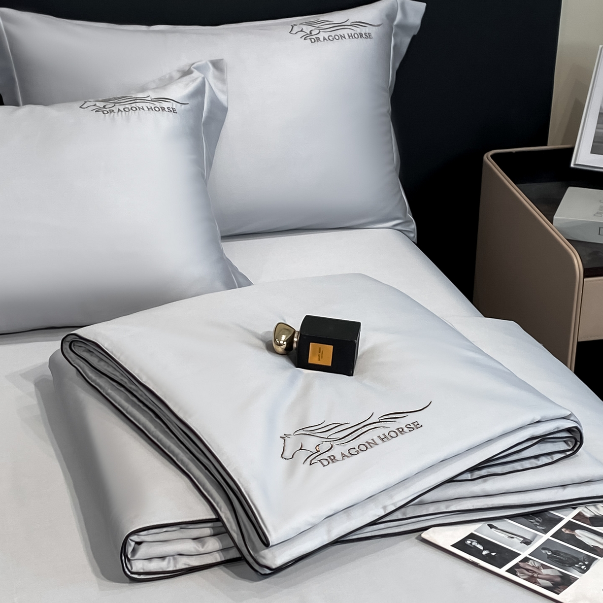 91家纺网 家纺一手货源 找家纺 新方向 2026新款刺绣A类20%蚕丝天丝棉夏被四件套一马当先 一马当先-朦胧灰