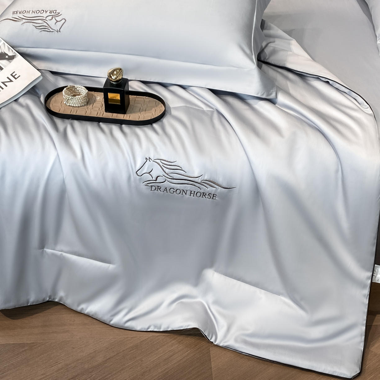 91家纺网 家纺一手货源 找家纺 新方向 2026新款刺绣A类20%蚕丝天丝棉夏被四件套一马当先 一马当先-朦胧灰