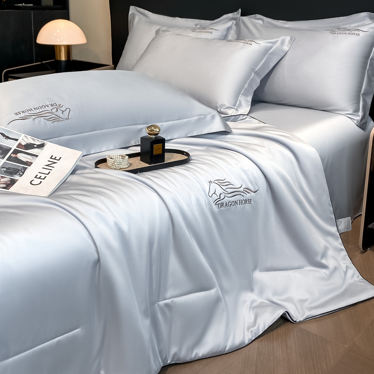 91家纺网 家纺一手货源 找家纺 新方向 2026新款刺绣A类20%蚕丝天丝棉夏被四件套一马当先 一马当先-朦胧灰